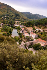 Vue de haut sur le pont médiéval d'Olargues