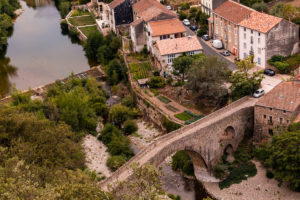 Vue de haut sur le pont médiéval d'Olargues